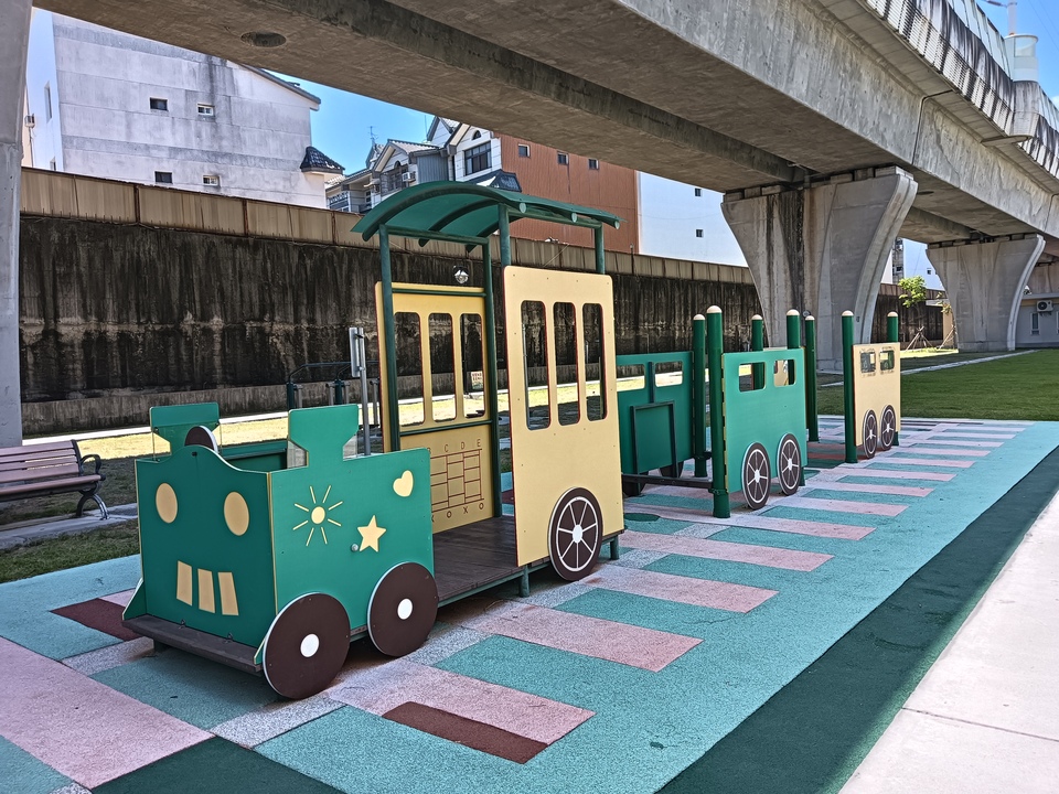 鐵路高架橋下
