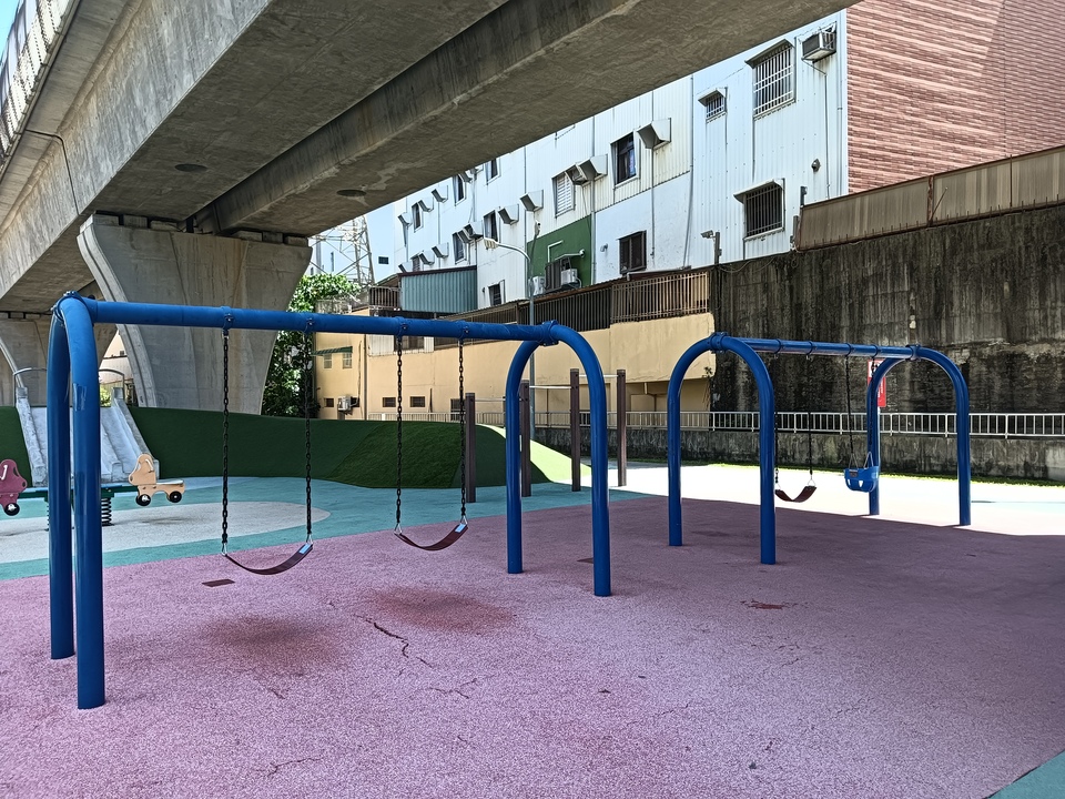 鐵路高架橋下