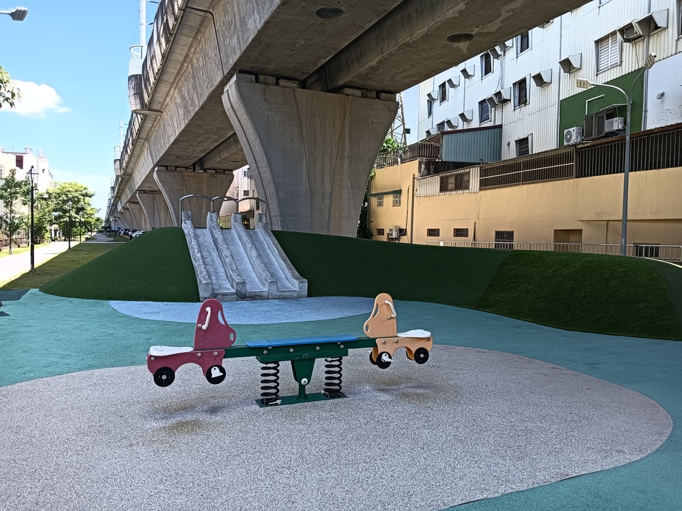鐵路高架橋下