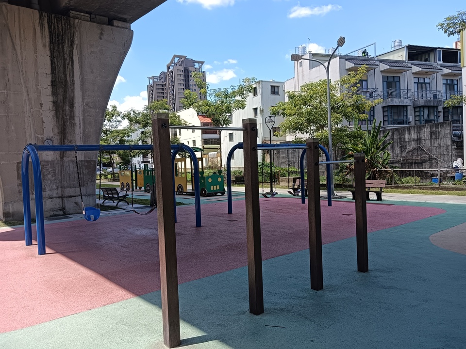 鐵路高架橋下